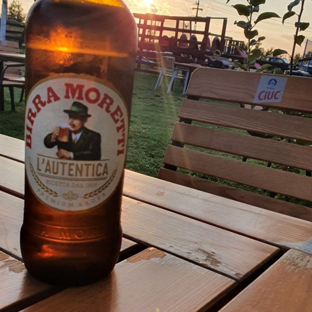 Birra Moretti la apus, pe terasă