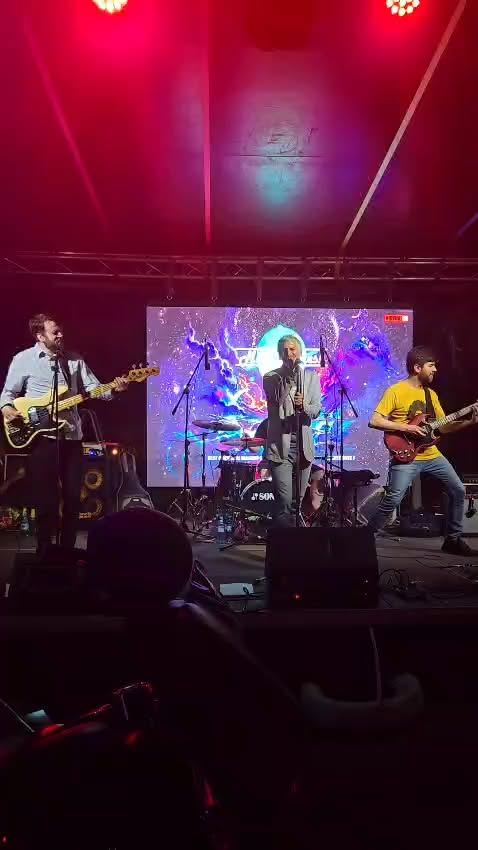 Concert live pe scena Pod Popas